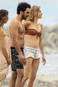 beach-chic-gisele-bundchen-s-timeless-costa-rican-style-07-01-2024-9.jpg