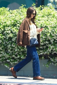 elizabeth-olsen-street-style-los-angeles-05-14-2024-1.jpg
