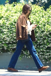 elizabeth-olsen-street-style-los-angeles-05-14-2024-2.jpg