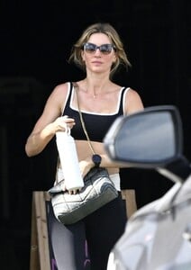gisele-bundchen-stuns-in-a-sports-bra-and-leggings-05-08-2024-0.jpg