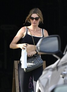 gisele-bundchen-stuns-in-a-sports-bra-and-leggings-05-08-2024-6.jpg