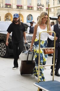 heidi-klum-and-her-husband-tom-kaulitz-arriving-at-their-hotel-in-paris-06-27-2024-0.jpg