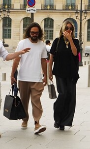 heidi-klum-and-tom-kaulitz-arriving-at-their-hotel-in-paris-06-29-2024-0.jpg
