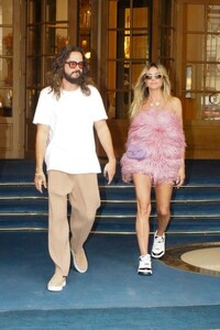 heidi-klum-stuns-in-feathered-pink-minidress-during-parisian-date-night-0.jpg