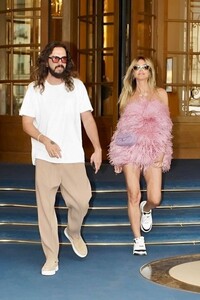 heidi-klum-stuns-in-feathered-pink-minidress-during-parisian-date-night-1.jpg