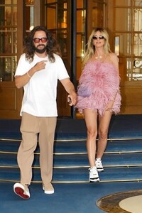 heidi-klum-stuns-in-feathered-pink-minidress-during-parisian-date-night-2.jpg