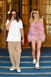 heidi-klum-stuns-in-feathered-pink-minidress-during-parisian-date-night-3.jpg