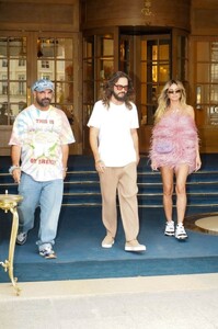 heidi-klum-stuns-in-feathered-pink-minidress-during-parisian-date-night-4.jpg