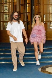 heidi-klum-stuns-in-feathered-pink-minidress-during-parisian-date-night-5.jpg