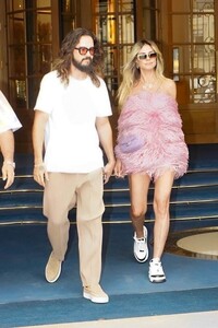 heidi-klum-stuns-in-feathered-pink-minidress-during-parisian-date-night-6.jpg