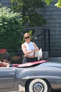 j.lo-s-gym-glam-elevating-athleisure-to-high-fashion-1.jpg