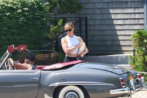 j.lo-s-gym-glam-elevating-athleisure-to-high-fashion-3.jpg