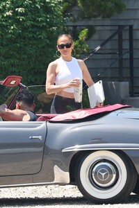 j.lo-s-gym-glam-elevating-athleisure-to-high-fashion-6.jpg