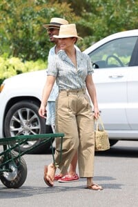 j.lo-s-hamptons-chic-a-fourth-of-july-fashion-statement-1.jpg