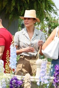 j.lo-s-hamptons-chic-a-fourth-of-july-fashion-statement-5.jpg
