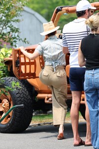 j.lo-s-hamptons-chic-a-fourth-of-july-fashion-statement-9.jpg