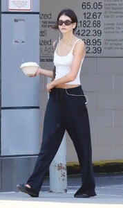 kaia-gerber-s-heatwave-chic-effortless-summer-style-in-soho-07-08-2024-3.jpg