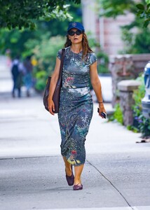 katie-holmes-s-dreamy-summer-ensemble-is-the-epitome-of-seasonal-chic-3.jpg