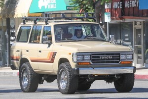kendall-jenner-cruise-inside-of-her-vintage-toyota-land-cruiser-suv-through-the-streets-of-la-07-28-2024-0.jpg
