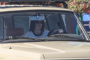 kendall-jenner-cruise-inside-of-her-vintage-toyota-land-cruiser-suv-through-the-streets-of-la-07-28-2024-4.jpg