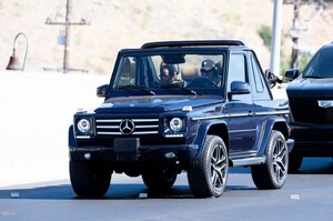kendall-jenner-leaving-a-beach-in-malibu-07-16-2024-1.jpg