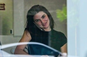 kendall-jenner-shopping-at-her-friend-s-store-cherry-in-west-hollywood-07-17-2024-1.jpg