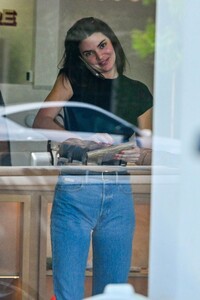 kendall-jenner-shopping-at-her-friend-s-store-cherry-in-west-hollywood-07-17-2024-2.jpg