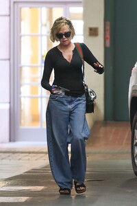 melanie-griffith-heading-to-a-spa-in-los-angeles-06-28-2024-1.jpg