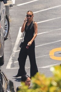 nicole-richie-leaving-her-son-sixth-grade-graduation-ceremony-in-la-06-12-2024-0.jpg