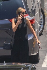 nicole-richie-leaving-her-son-sixth-grade-graduation-ceremony-in-la-06-12-2024-3.jpg