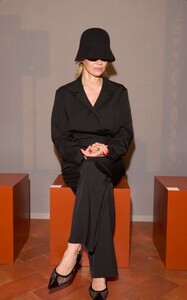 pamela-anderson-cos-fashion-show-spring-summer-rome-03-27-2024-3.jpg