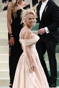 pamela-anderson-stuns-at-2024-met-gala-with-glamorous-makeover-0.thumb.jpg.73d71ae5c74b5285305b78fe40dc718c.jpg
