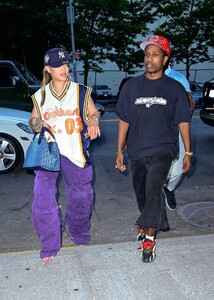 rihanna-s-nyc-street-style-where-hip-hop-meets-high-fashion-5.jpg