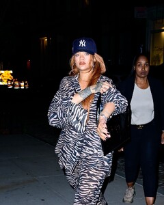 rihanna-s-wild-side-mastering-the-art-of-statement-streetwear-1.jpg