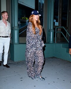 rihanna-s-wild-side-mastering-the-art-of-statement-streetwear-5.jpg