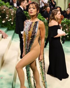 rita-ora-at-met-gala-2024-3.jpg