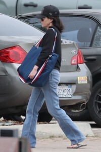 shannen-doherty-out-shopping-at-malibu-farmers-market-05-19-2024-2.jpg