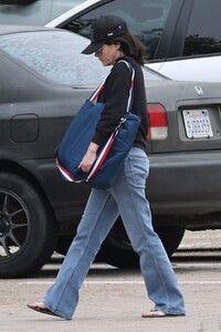 shannen-doherty-out-shopping-at-malibu-farmers-market-05-19-2024-4.jpg