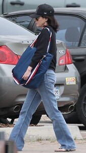 shannen-doherty-out-shopping-at-malibu-farmers-market-05-19-2024-5.jpg