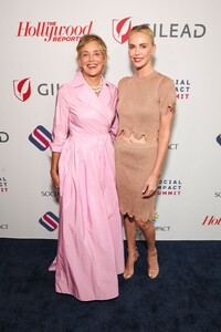 timeless-elegance-charlize-theron-s-chic-chloe-ensemble-steals-the-show-6.jpg