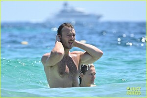 toni-garrn-beach-with-boyfriend-joshua-phitoussi-02.jpg