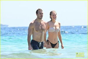 toni-garrn-beach-with-boyfriend-joshua-phitoussi-05.jpg