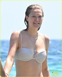 toni-garrn-beach-with-boyfriend-joshua-phitoussi-08.jpg