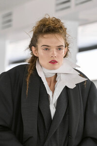 00001-maison-margiela-spring-2024-ready-to-wear-details-credit-gorunway.thumb.jpg.8ee59d001f1e8b54d790a19e25bab280.jpg