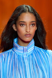 00007-louis-vuitton-spring-2024-ready-to-wear-details-credit-gorunway.thumb.jpg.1be2ad322e612481c4057b02082d3f06.jpg