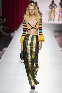 00018-moschino-spring-2024-ready-to-wear-credit-gorunway.thumb.jpg.13eb9870a289cbeffaa3a9bc03c2e90b.jpg