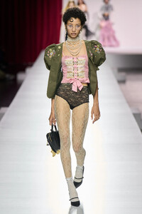 00026-moschino-spring-2024-ready-to-wear-credit-gorunway.thumb.jpg.51a0e4da5de814ddbcd95104c33aa0a5.jpg