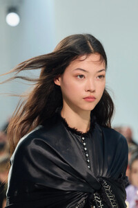 00038-rabanne-spring-2024-ready-to-wear-details-credit-gorunway.thumb.jpg.8e2af04f2f0c14b69a55e3178076388a.jpg