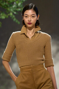 00046-max-mara-spring-2024-ready-to-wear-detail-credit-gorunway.thumb.jpg.cbc67725c058228979e568f8a682cd80.jpg
