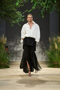 00047-max-mara-spring-2024-ready-to-wear-credit-gorunway.thumb.jpg.a7e5142ddb9a0fd09c512b6051c576c7.jpg